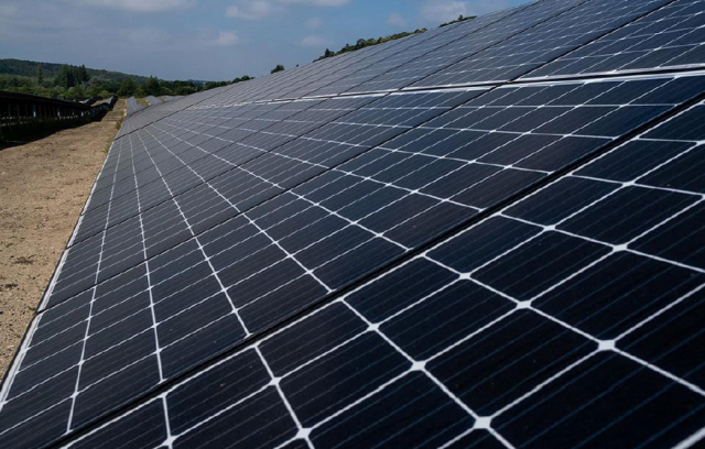 Le champ solaire du camp de la Valbonne, l'un des sites pionniers du plan interministériel "Place au soleil" (Crédit: ministère des Armées)